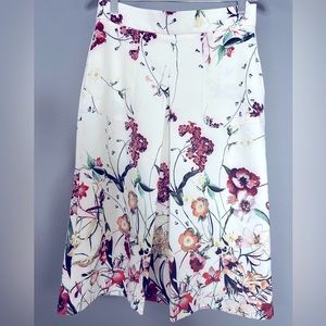 Zara Floral printed skirt with pockets. Gently worn twice. SIZE MEDIUM.